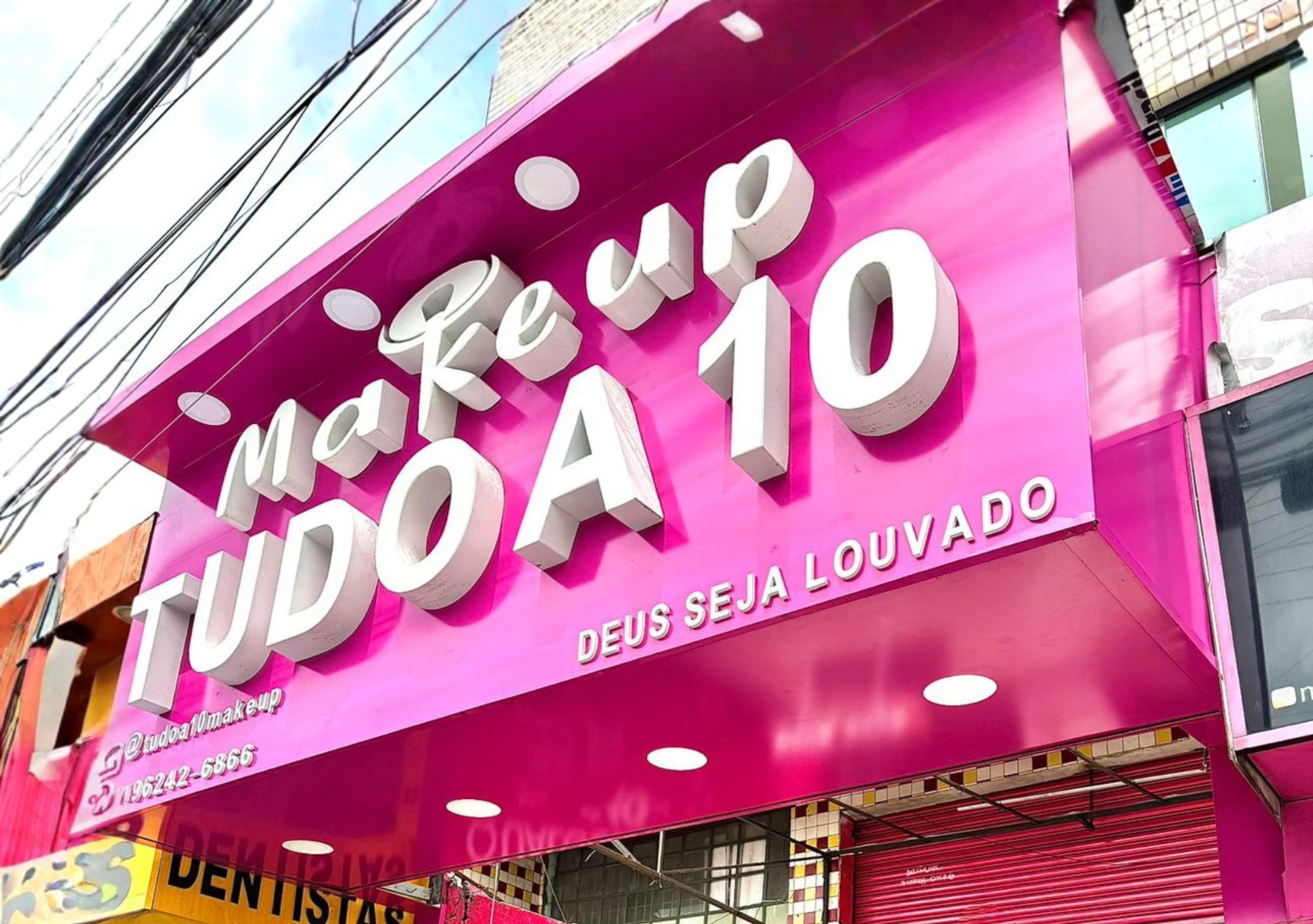 Fachada rosa da Tudo a 10 Makeup em São Paulo, com letras brancas anunciando o preço de R$10.